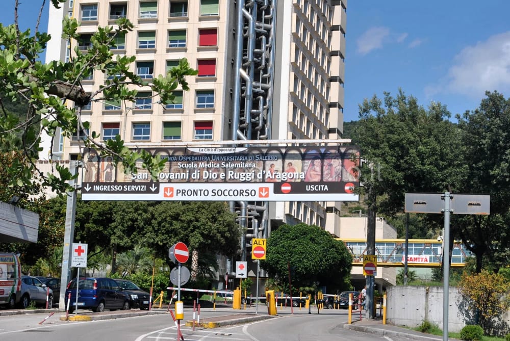 Salerno, paura al ‘Ruggi’, uomo aggredisce i vigilanti al grido di “Allah Akbar”