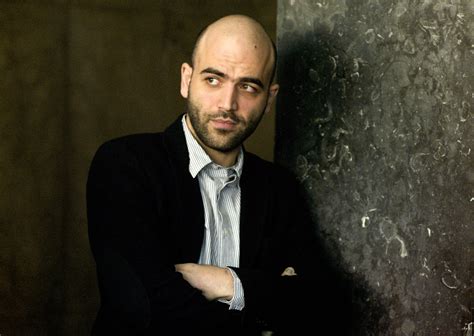 Migranti, Saviano: “I porti non sono chiusi, Salvini sta mentendo”