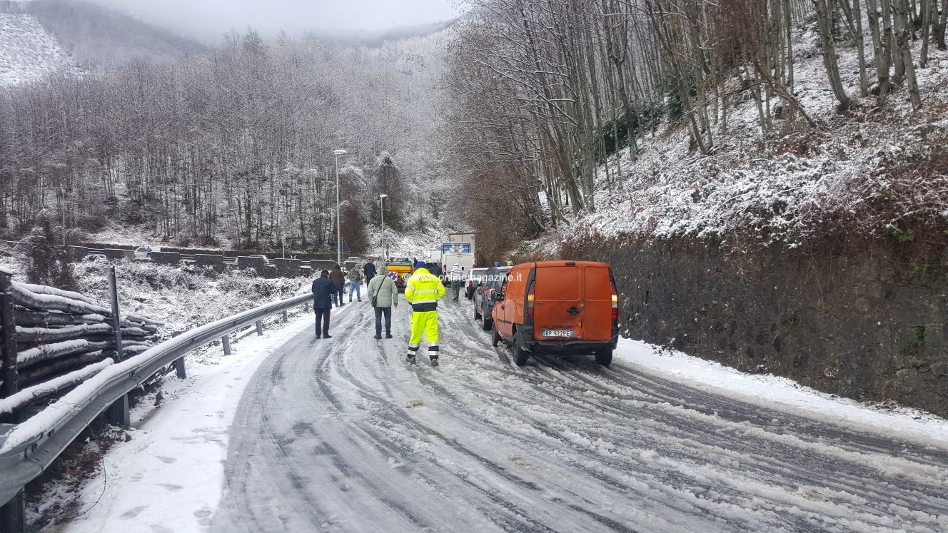 Agerola. Statale chiusa per neve, camion bloccato: in arrivo i mezzi di soccorso (FOTO)