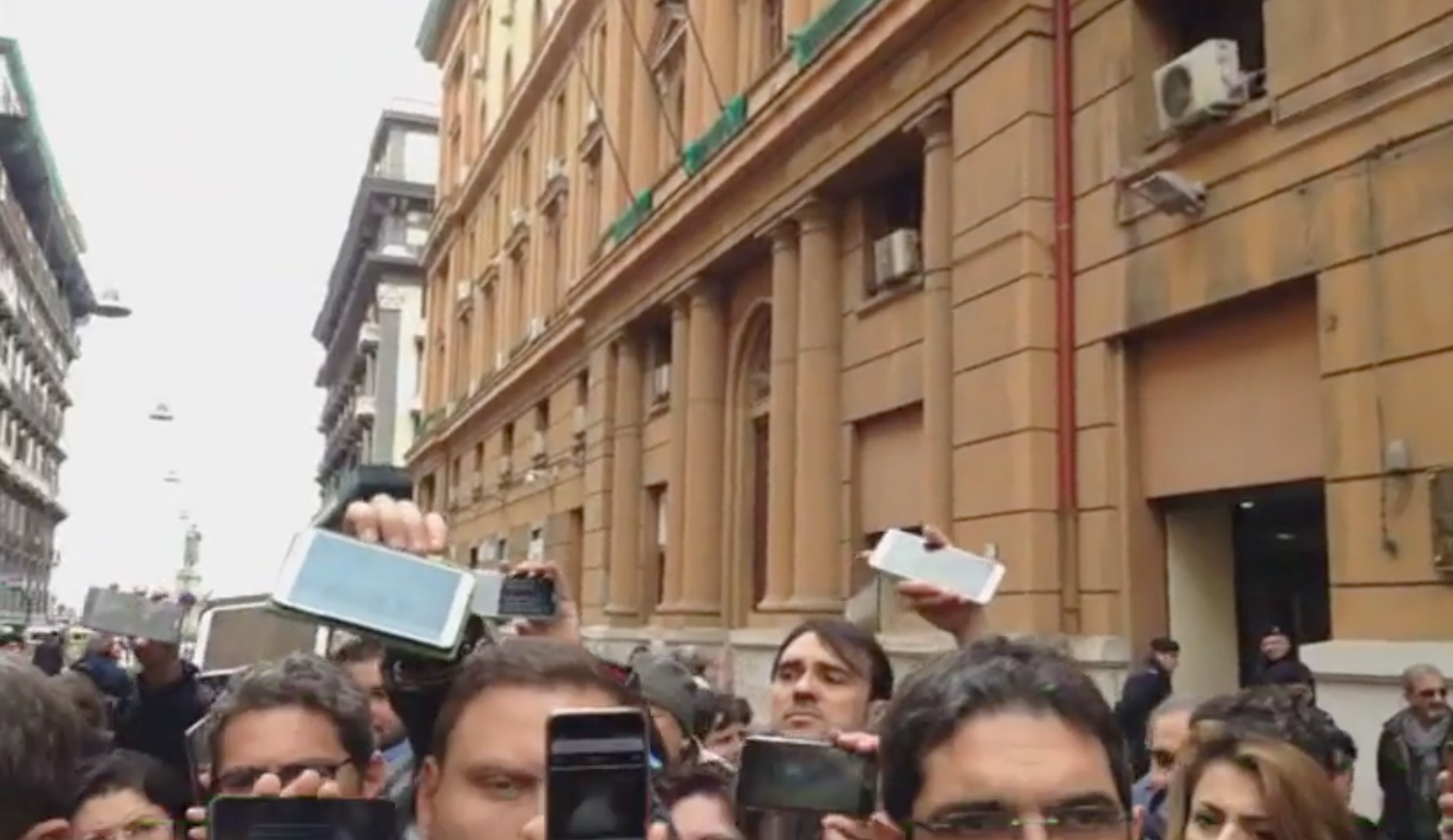 Flash Mob M5S davanti alla sede della Regione Campania: ”De Luca dimettiti”
