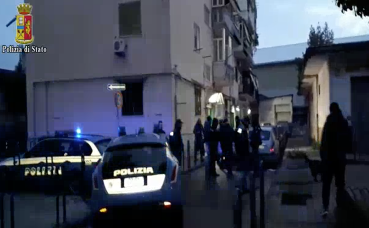 Napoli. Maxi operazione antidroga: 16 arresti, sequestrate armi, danaro e droga(VIDEO)
