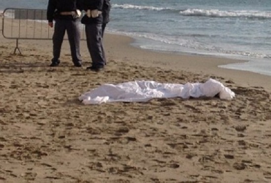 Torre Annunziata, cadavere di anziana sulla spiaggia: ipotesi suicidio