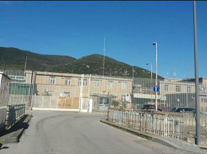 Tensioni nelle carceri campane: a Salerno reciso orecchio a detenuto per ritorsione