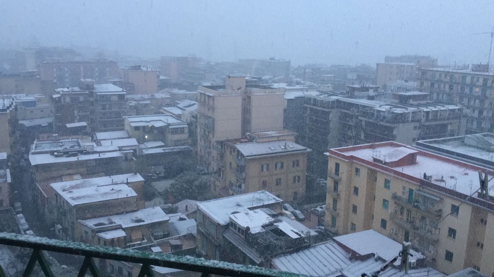 Castellammare. La città si sveglia con la neve (FOTO)