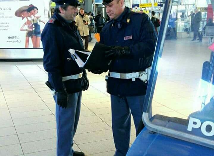 Napoli, tenta di truffare un viaggiatore alla stazione: sorpreso dalla Polfer e denunciato