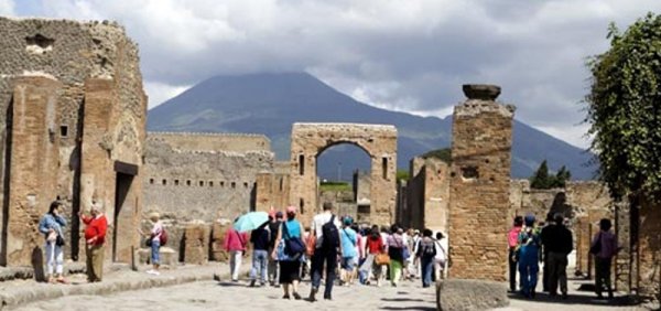Rivellini: “Il Pd ha preferito nei nostri siti archeologici gli extracomunitari a posto degli italiani”