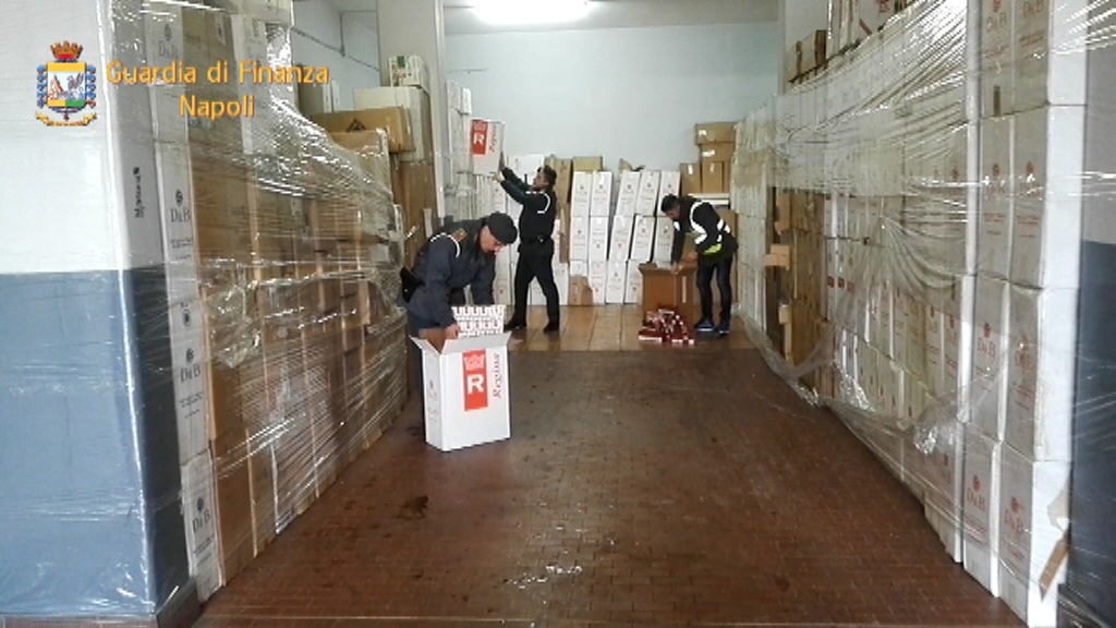 Frattamaggiore. Sequestrati 1700 kg di sigarette di contrabbando, 1 arresto (VIDEO)