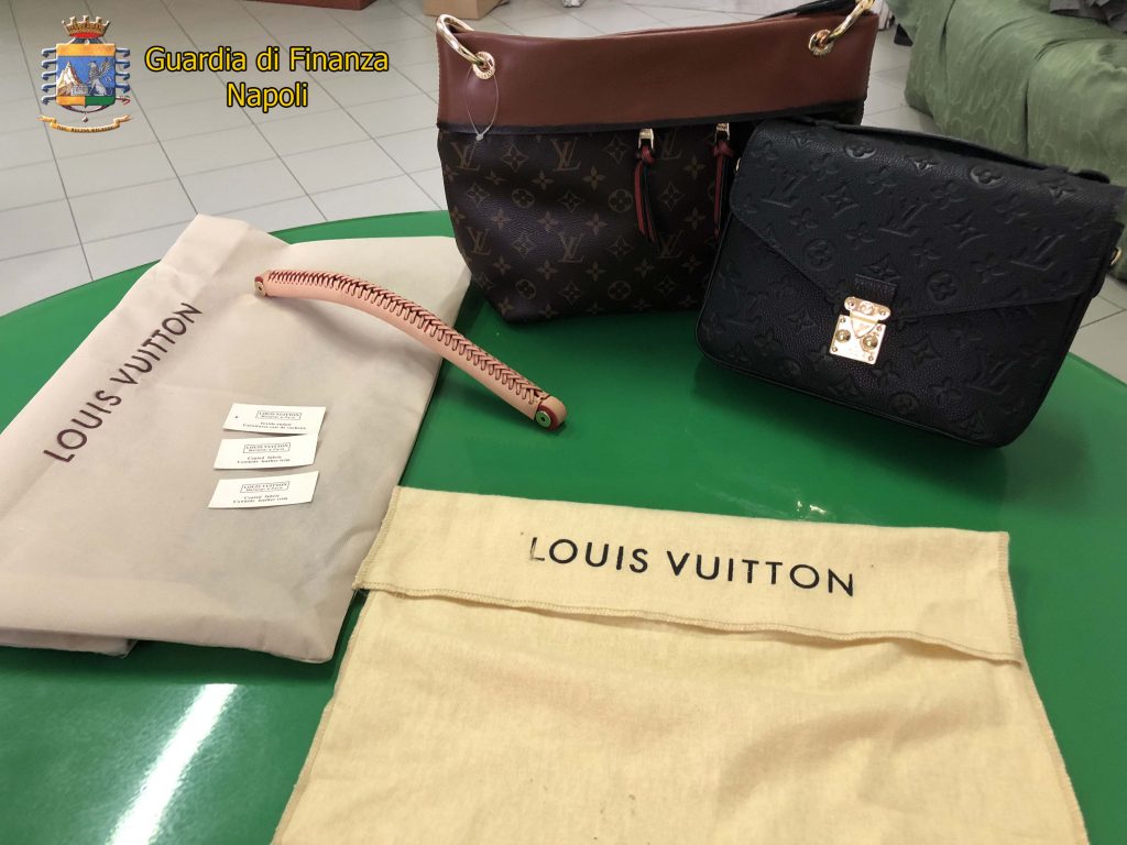Napoli. Finanza sequestra fabbrica di borse false della Louis Vuitton: 3 denunce