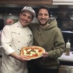 Mertens fenomeno in campo e pizzaiolo fuori: consegna pizze ai senza tetto di Napoli