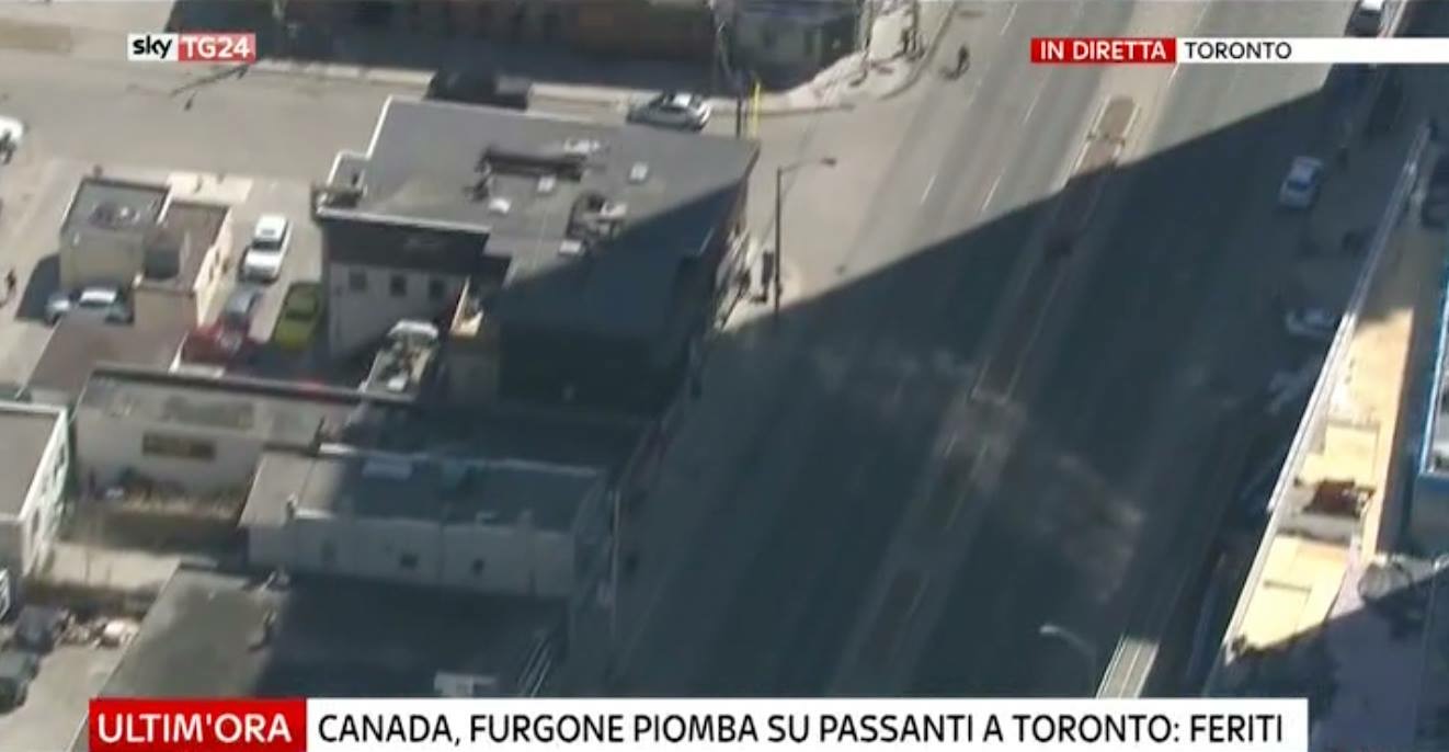 Toronto: camion sulla folla, ci sono feriti