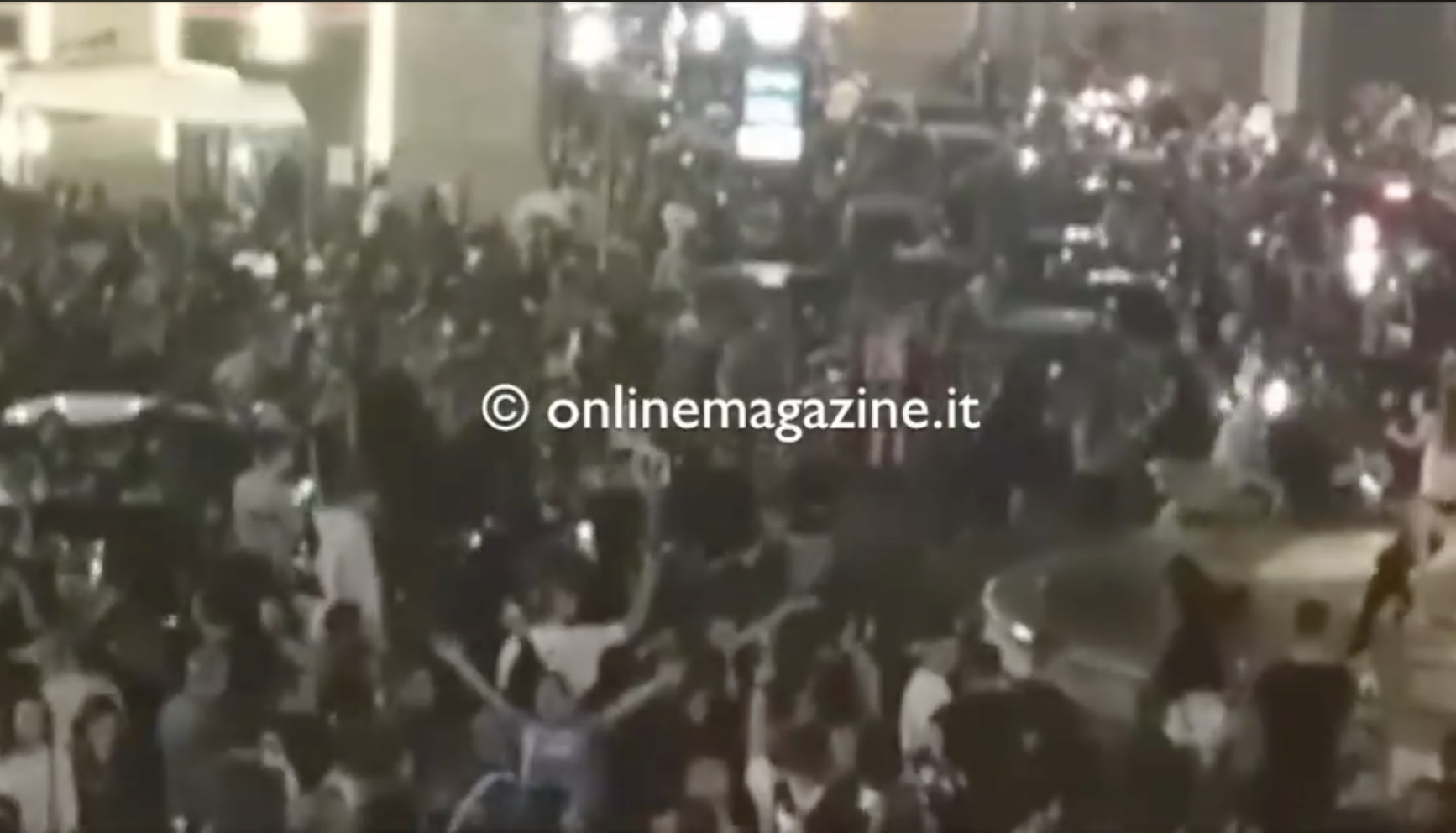 Napoli, una città impazzita festeggia la vittoria contro la Juve (VIDEO)