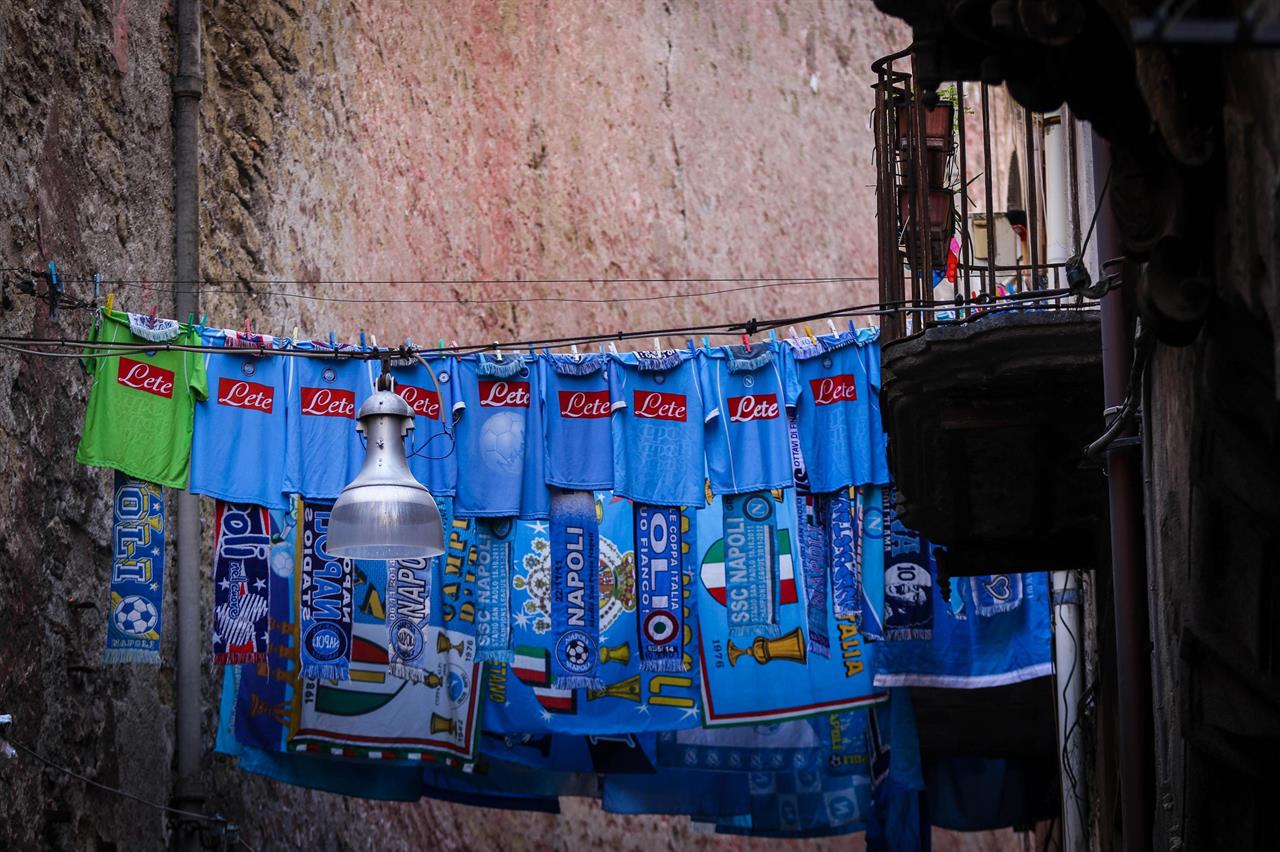 Napoli, undici maglie azzurre stese di fronte al convento: per lo scudetto serve anche una mano dall’alto