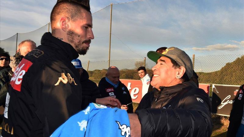 Napoli, Maradona risponde ad Hamsik: “Un onore ricevere la maglia del record. Io e Marek siamo speciali”