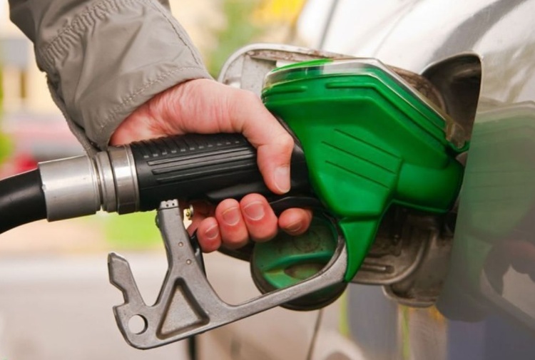 Automobilisti assaltano distributore di carburante: “Danni alle auto dopo rifornimento”