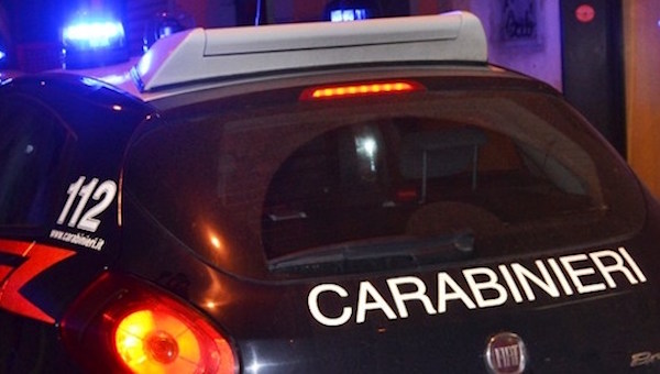 Scafati. Tenta di uccidere moglie e nipote: è caccia all’uomo