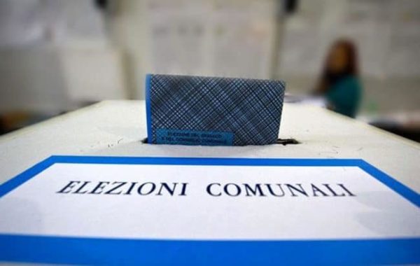 Castellammare, clan nei seggi e pacchi con la spesa: aperte due inchieste sul voto stabiese