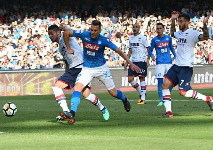 Napoli, l’ultima di campionato finisce tra gli applausi: Crotone battuto 2-1 e condannato alla retrocessione