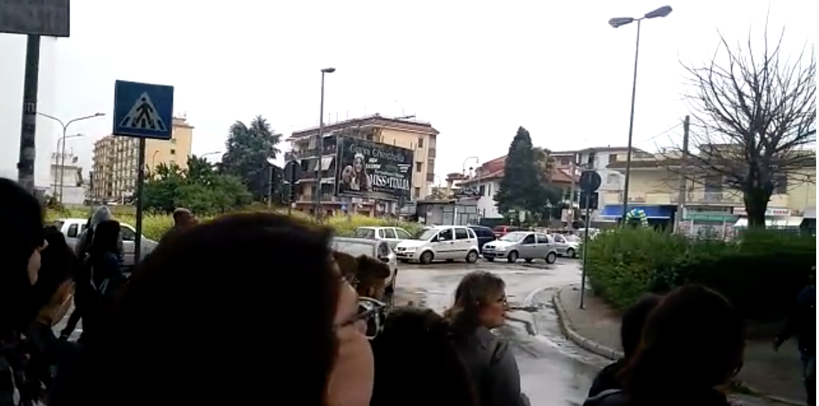 Napoli. Caos trasporti, pendolari e studenti lasciati sotto la pioggia (VIDEO)