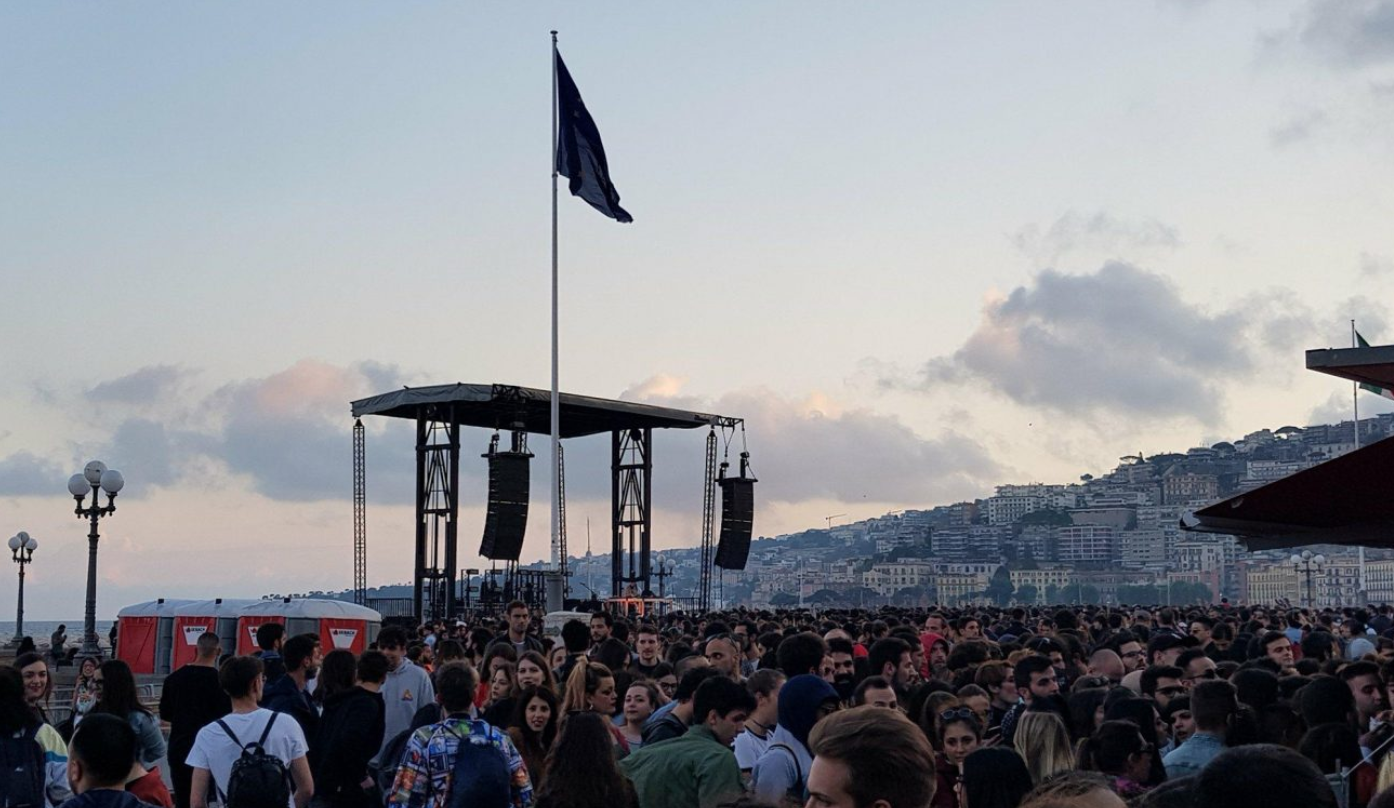 Napoli. Trionfo di Liberato al suo concerto sul Lungomare