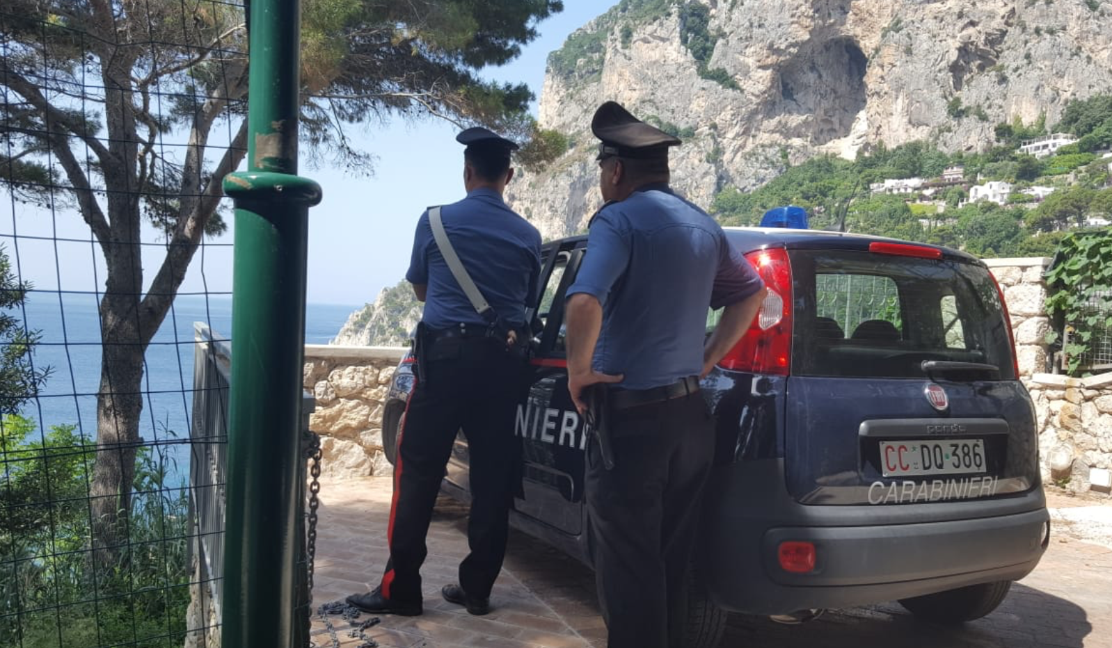 Capri. Manufatti abusivi in via Krupp: sequestri dei carabinieri