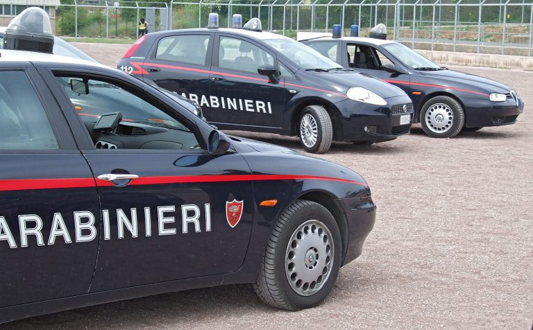 Napoli. Si fingevano carabinieri per rapinare case e negozi: arrestati da quelli veri