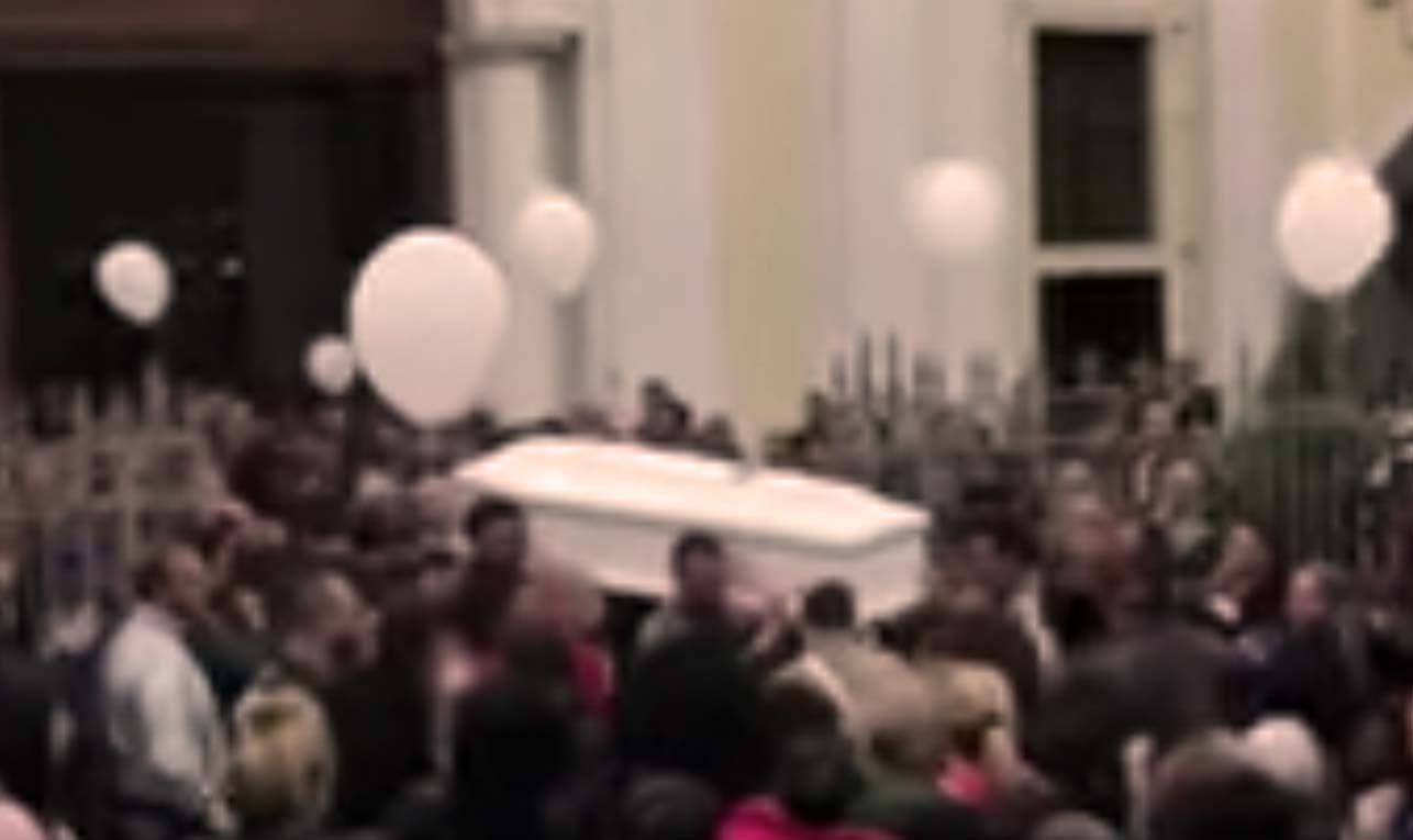 Torre del Greco. Folla commossa ai funerali di Teresa la 28enne morta dopo un tragico incidente