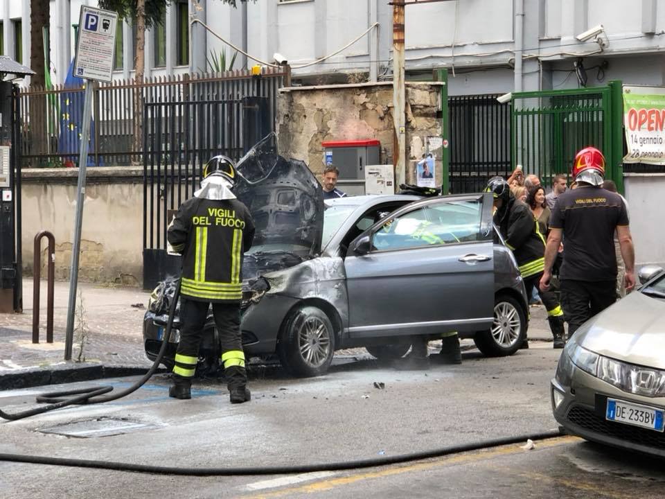 Castellammare. Paura in via D’Annunzio: in fiamme un’auto (VIDEO)