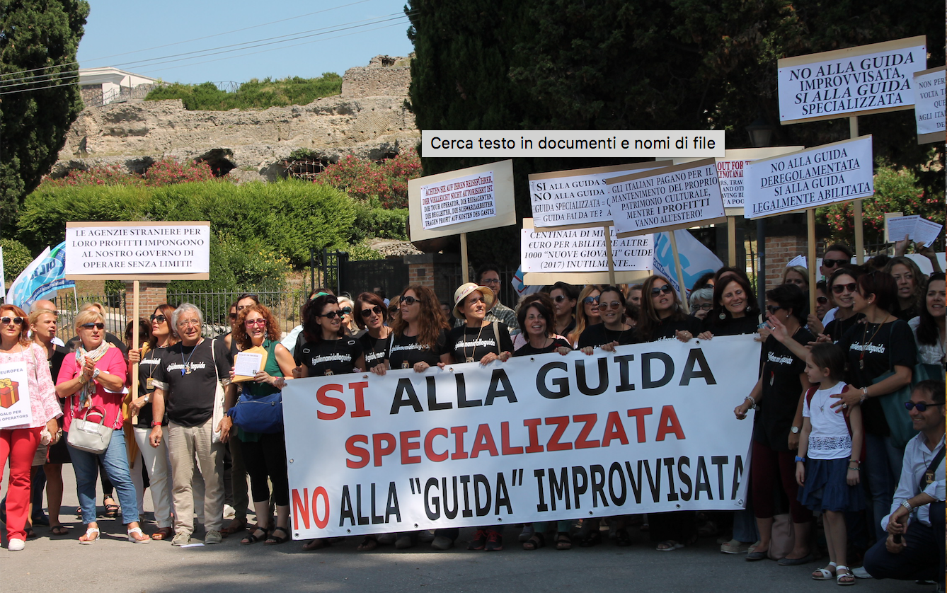 Protesta delle guide turistiche Campane in piazza a Pompei (LE FOTO)