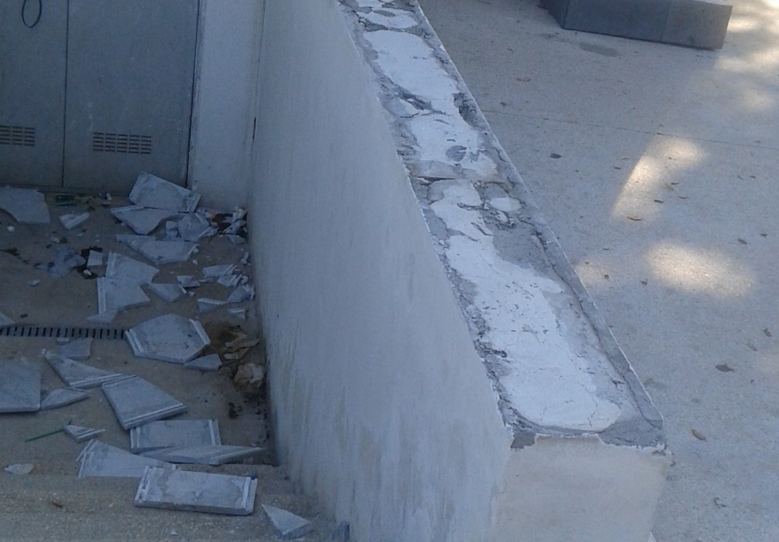 Castellammare. Allarme degrado in villa: danneggiati i marmi dei bagni pubblici (FOTO)