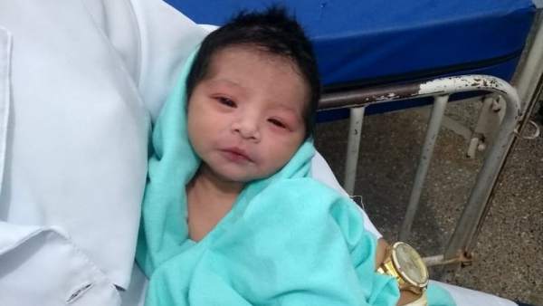 Neonata sepolta viva dalla giovane madre: salvata dalla polizia