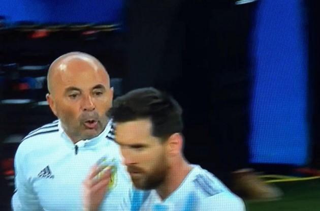 Argentina, ma chi comanda? Sampaoli chiede a Messi se far entrare Aguero