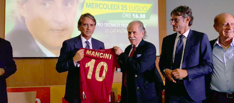 Reggina: Roberto Mancini “abbraccia” la maglia amaranto