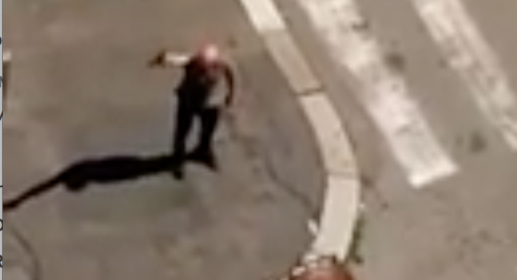 Minaccia un uomo di colore per strada con una pistola: “Ti ammazzo come un cane” (IL VIDEO)