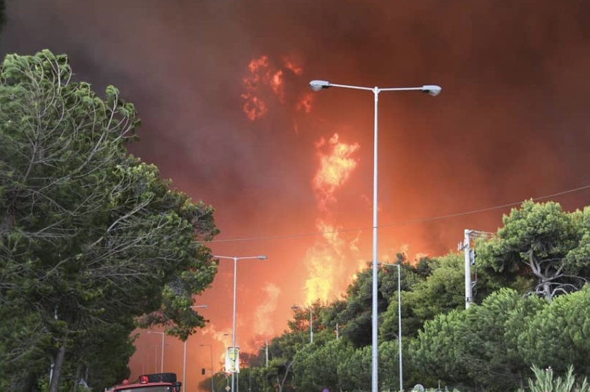 Atene in fiamme, 187 feriti: 23 sono bambini. In partenza due canadair italiani
