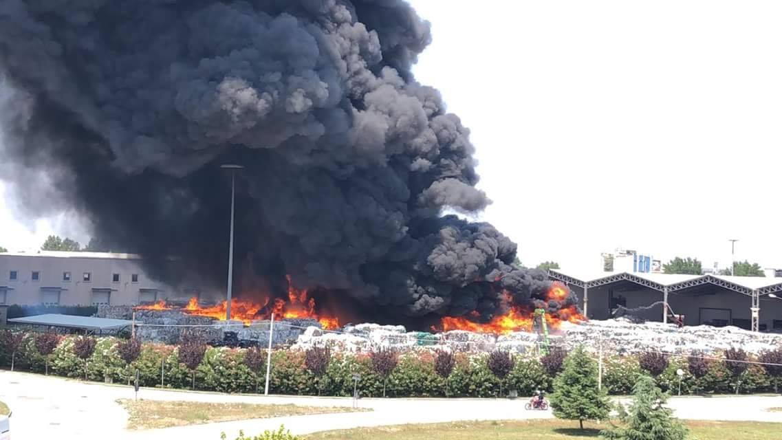 Incendio a Caivano, l’ARPAC: “Valori dell’aria nella norma”