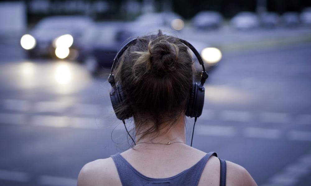 Attraversava la strada ascoltando musica con le cuffiette: 21enne muore travolta da un’auto