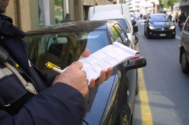 Angri. Vigile multa un commerciante e viene aggredito: a processo due uomini