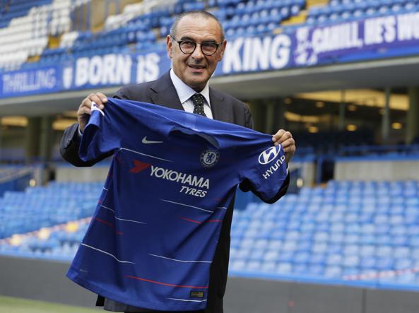 Sarri si presenta alla stampa inglese: “La Premier il campionato più bello. Special One? Chiamatemi semplicemente Maurizio”