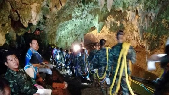 Thailandia. I ragazzi si sono salvati per miracolo: subito dopo la loro uscita dalla grotta si sono rotte le pompe