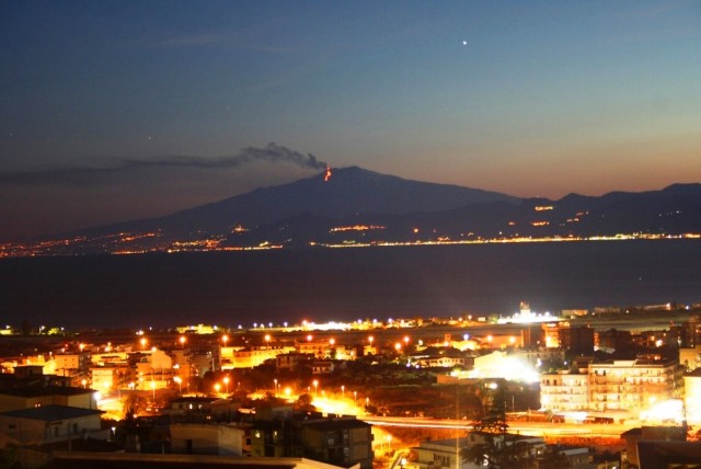 Catania, torna ad eruttare l’Etna, situazione sotto monitoraggio