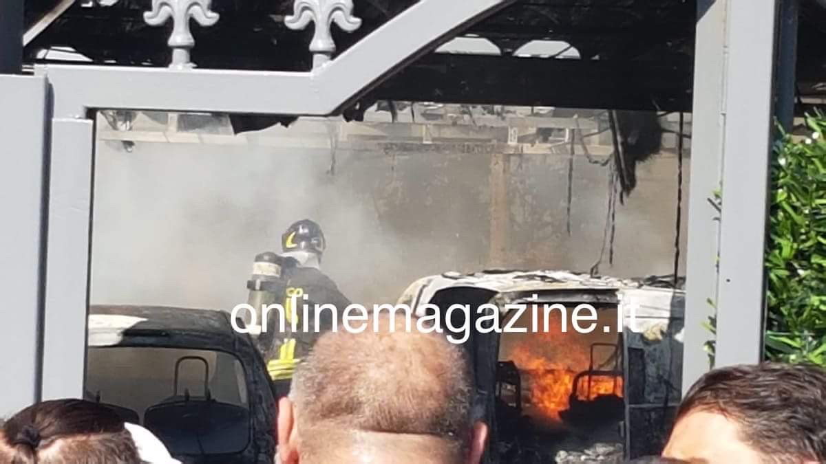 Gragnano. Paura in via Vittorio Veneto, incendio danneggia automezzi del Caseificio Amodio