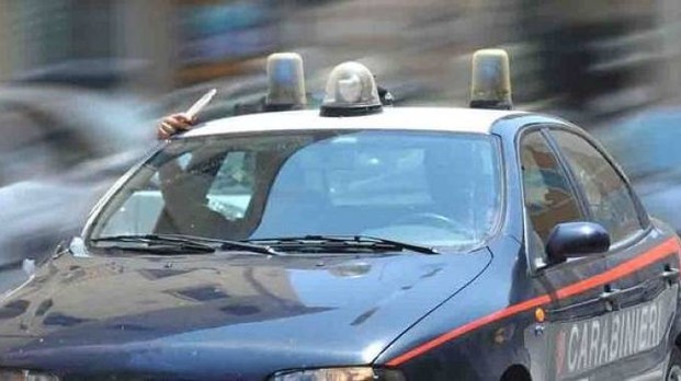 Scafati. Migrante colpisce la folla con pietre e accoltella carabiniere libero dal servizio: fermato e ferito da un colpo di pistola