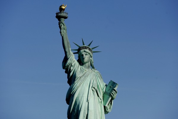 Incendio sulla Liberty Island, zona della Statua della Libertà: evacuata l’area