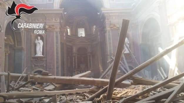Crolla il tetto di una chiesa, paura a Roma