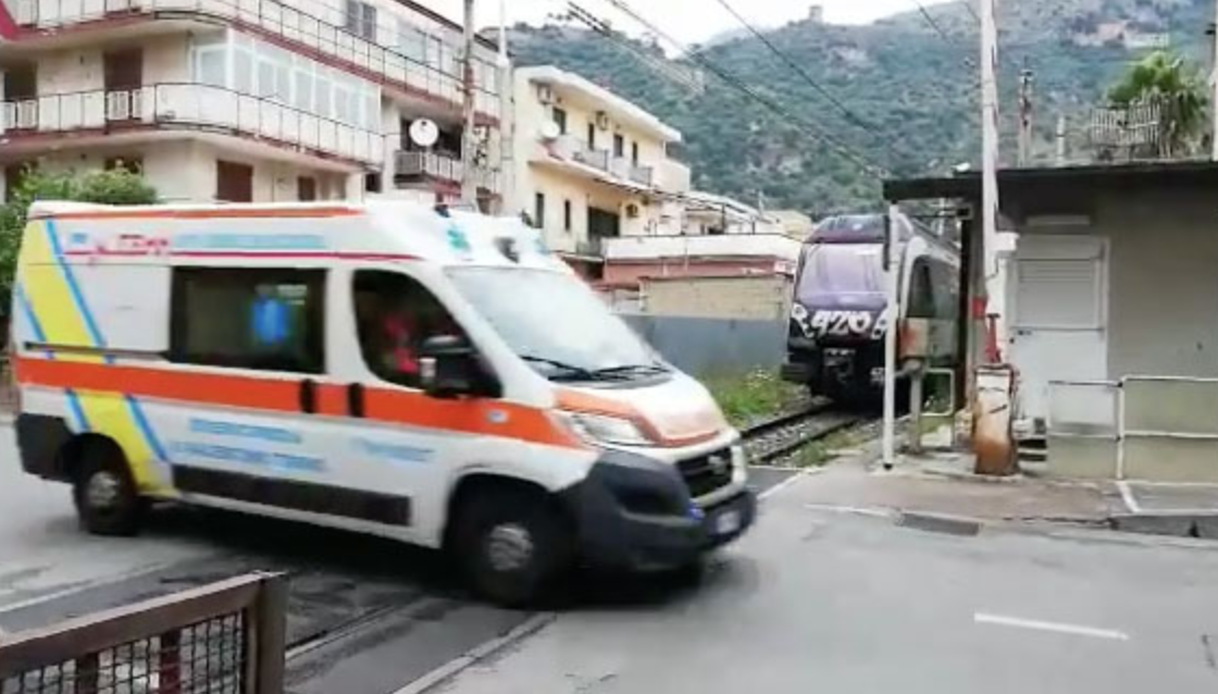 Le sbarre Eav non funzionano, ambulanza passa con le barriere alzate e treno in transito (VIDEO)