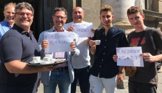 Ultima domenica gratis al museo, a Napoli flash mob dei Verdi che offrono il caffè ai visitatori (VIDEO)