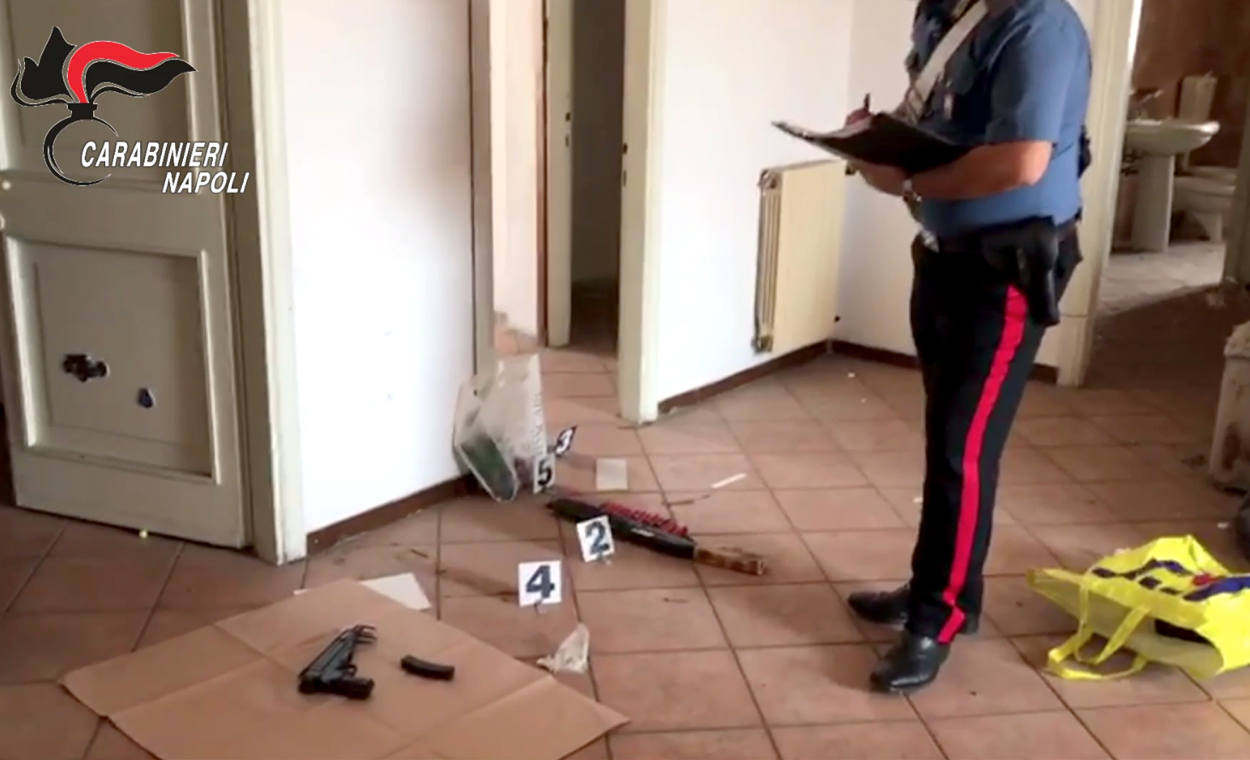 Mitraglietta, canne mozze e bomba in casa: arrestato 30enne