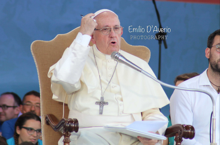 Angelus, Papa Francesco: “Serve poco andare sulla Luna se non viviamo da fratelli sulla Terra”