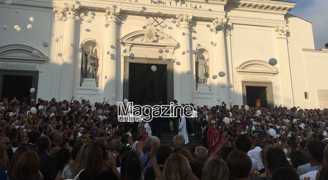 Torre del Greco. Una folla commossa saluta i quattro ragazzi morti a Genova, i parenti: “Vittime di uno stato assente”