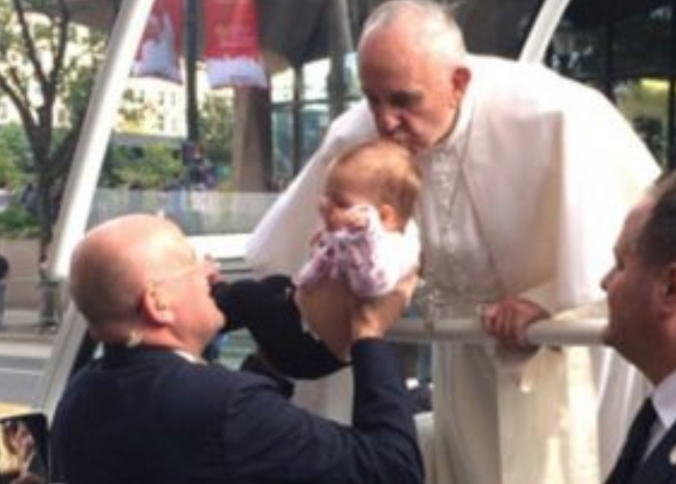 Inoperabile per i medici, Papa Francesco la bacia in testa e guarisce a 3 anni da un tumore al cervello